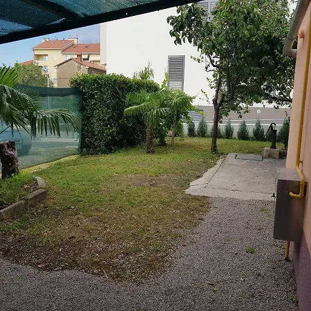بيت للعطل Lazy Pear House إيزولا