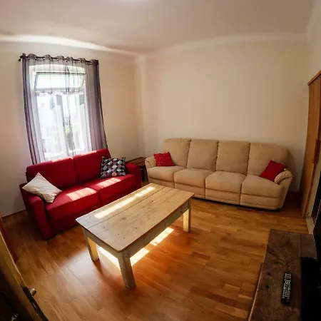 Lazy Pear House إيزولا